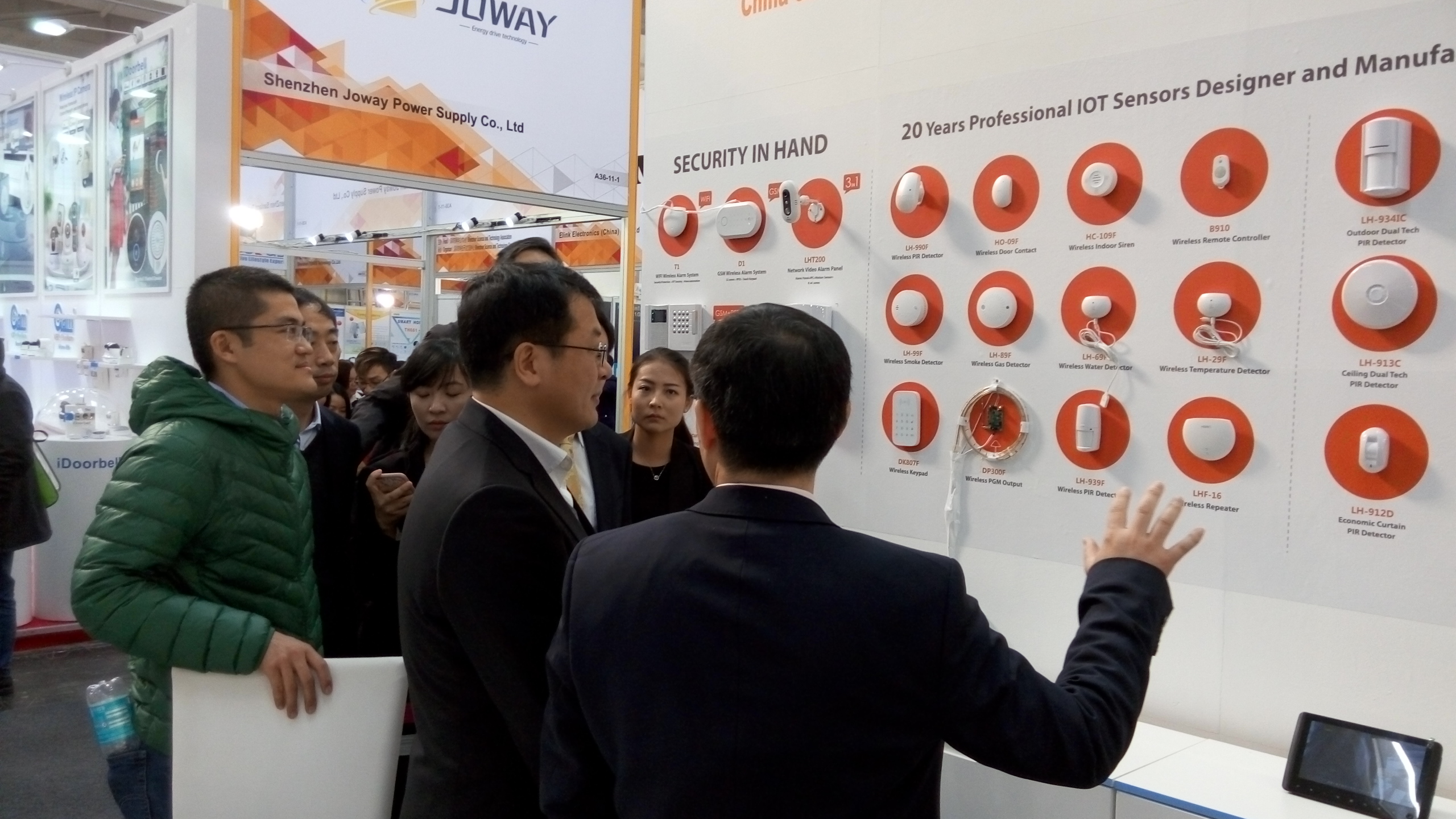 深圳市常務(wù)副市長(zhǎng)張虎參觀中安科股份CeBIT2016德國展
